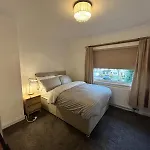 Quiet Double Room Near Queen Elizabeth Hospital And University