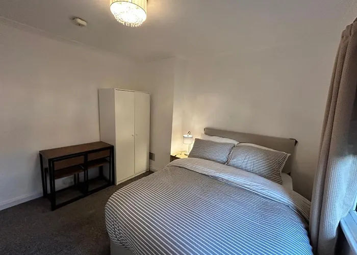 Quiet Double Room Near Queen Elizabeth Hospital And University
