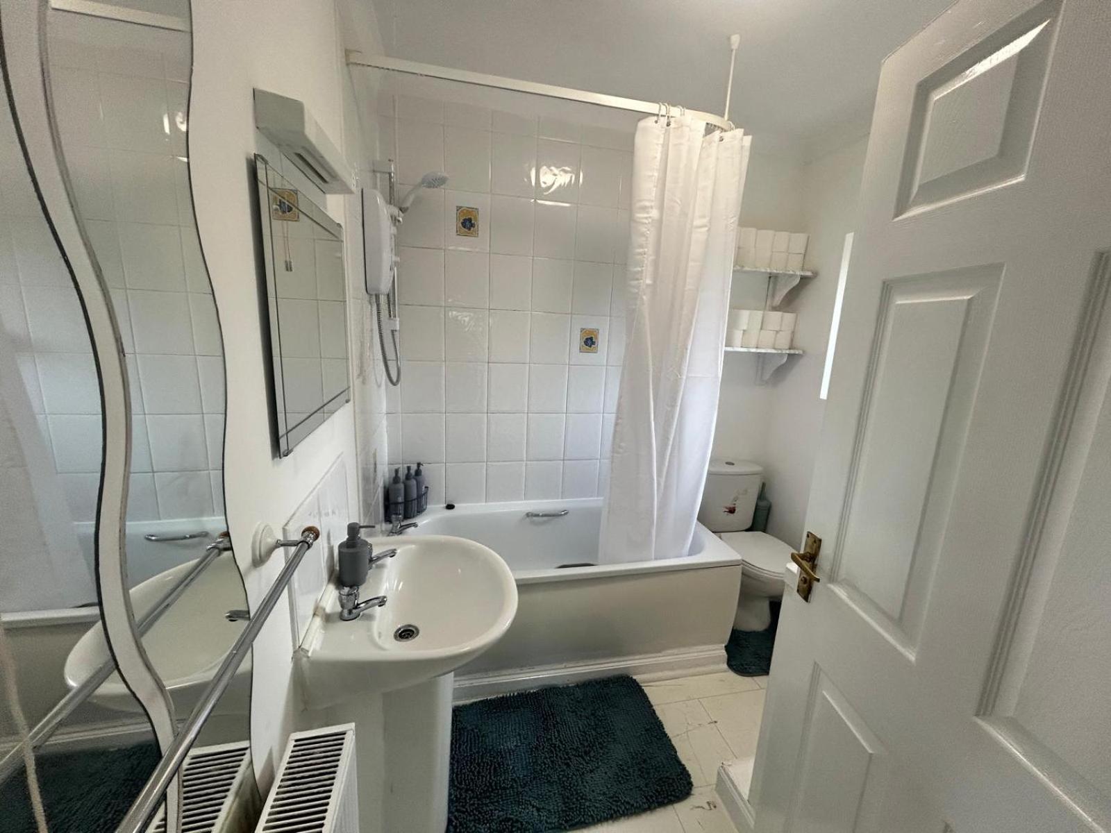Quiet Double Near Queen Elizabeth Hospital And Homestay *